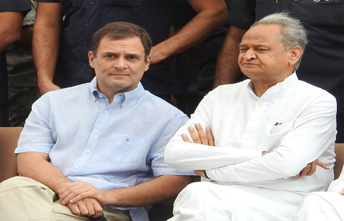 gujratsamachar's tweet photo. ગાંધી પરિવારની પ્રથમ પસંદ ગેહલોતે સ્વીકારી રાહુલની વાત, CM પદ છોડવા તૈયાર
#CongressPresidentElection #RahulGandhi #AshokGehlot #ShashiTharoor #OnePersonOnePost 
અહીં વાંચોઃ https://t.co/SXfqisjgj3 https://t.co/vELQ6yrlgX