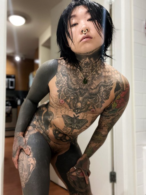 𝔰𝔦𝔣 : 𝔞𝔫𝔡𝔯𝔬-𝔳𝔞𝔪𝔭𝔦𝔯𝔢 🩸 - 1 pic. Almost one month post-op! 💅 https://t.co/OdATM8pNAh