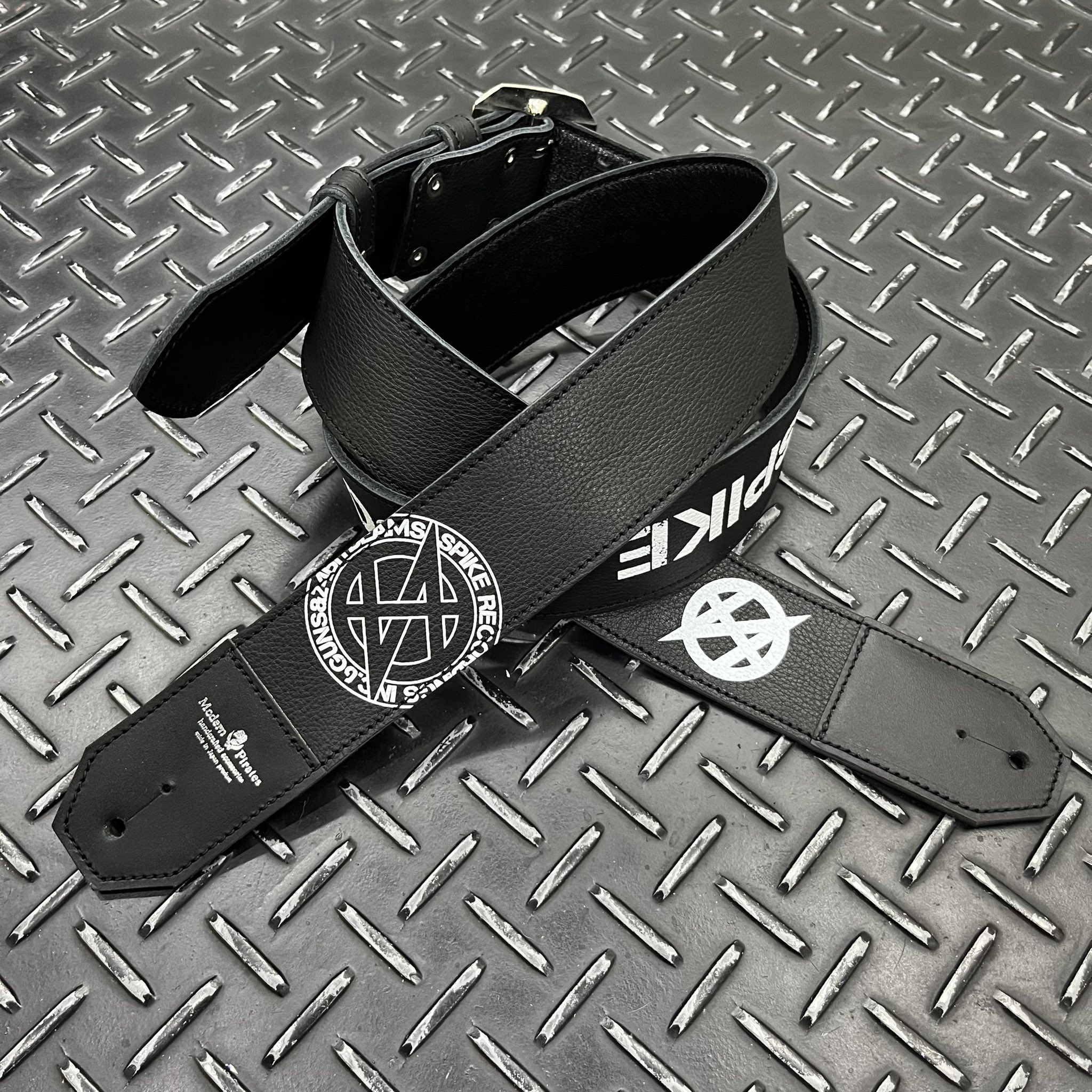 MODERN PIRATES モダンパイレーツ × GLAY TERU コラボ Amazon.co.jp: MODERN PIRATES×GLAY TERU ファンクラブ限定