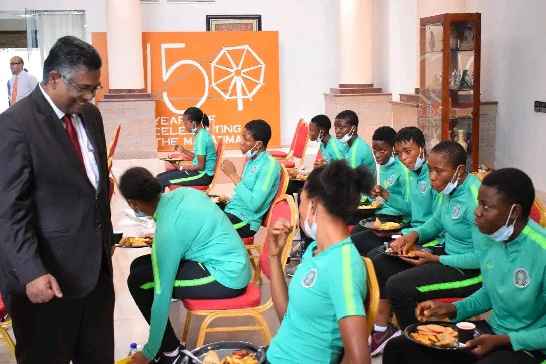 OlamiYussuff2's tweet photo. Indian High Commissioner to Nigeria, Gangaharan Balasubramanian received the Nigeria U-17 Women's national football team (Flamingos) yesterday in Abuja ahead of India 2022 FIFA U-17 Women's World Cup scheduled to hold 11th October to 30th October.

#SoarFlamingos #U17WWC #India22 https://t.co/qNgsyAO312