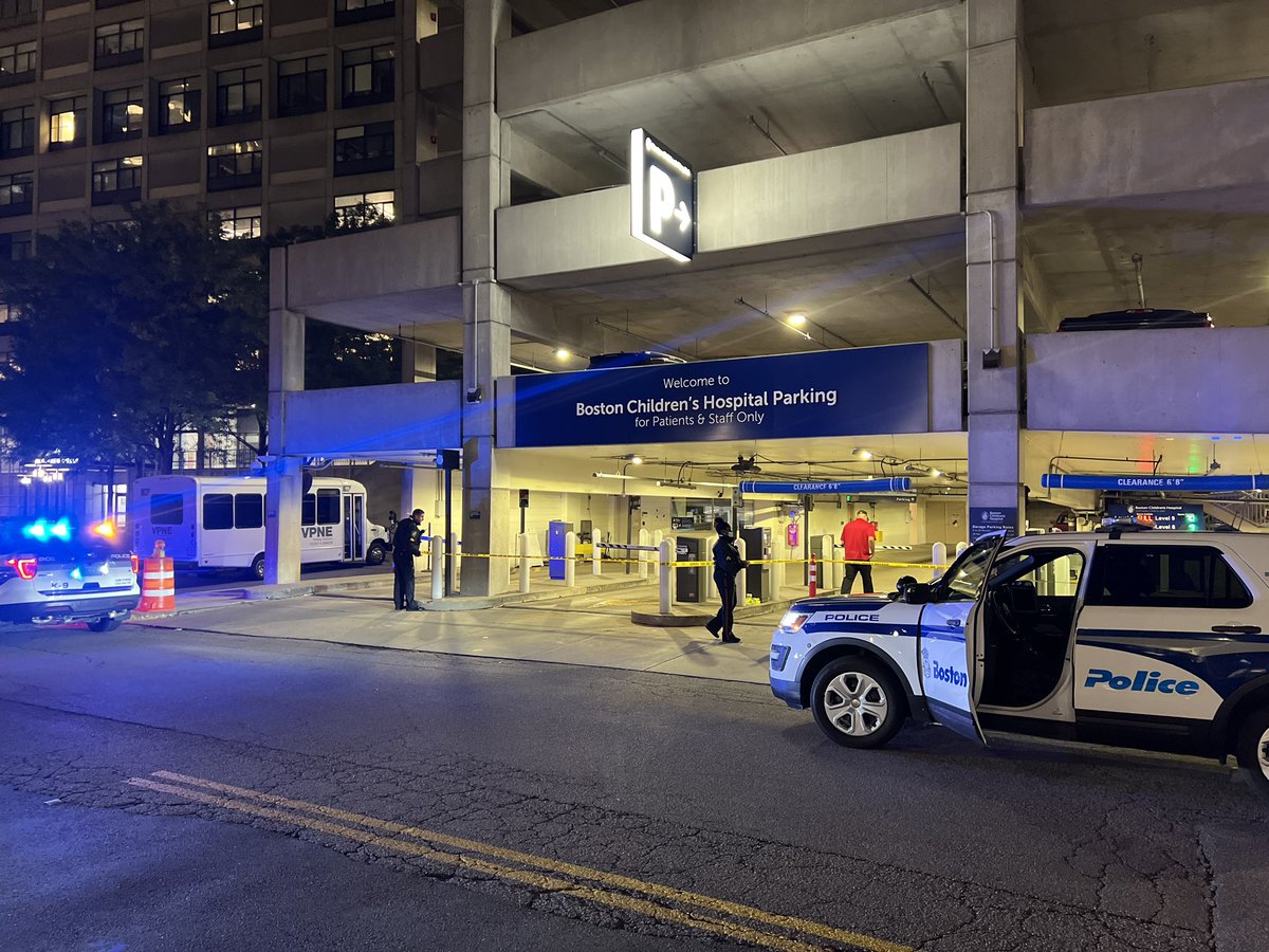 LiveBoston617's tweet image. 🛑Developing🛑 @bostonpolice investigating a suspicious package in the parking garage at @BostonChildrens. EOD responding. K9 on scene at this time.