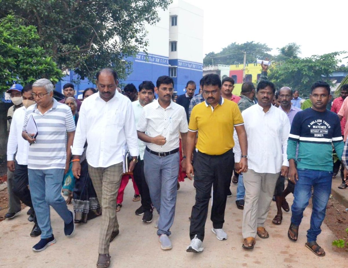 GVMC_VISAKHA's tweet photo. Commissioner along with Corporator Sri S Rajasekhar inspected the TIDCO housing at Dayanandnagar, Ward 56,Zone 5.

#SwachhSurvekshan2023Visakhapatnam 
#SwachhSurvekshan2023
#SayNoToSingleUsePlastic 
#VizagSaysNotoPlastic https://t.co/pjIChne5y2
