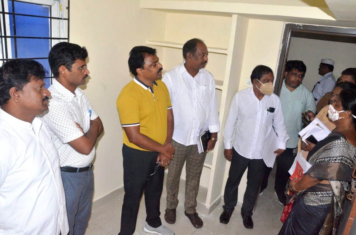 GVMC_VISAKHA's tweet photo. Commissioner along with Corporator Sri S Rajasekhar inspected the TIDCO housing at Dayanandnagar, Ward 56,Zone 5.

#SwachhSurvekshan2023Visakhapatnam 
#SwachhSurvekshan2023
#SayNoToSingleUsePlastic 
#VizagSaysNotoPlastic https://t.co/pjIChne5y2