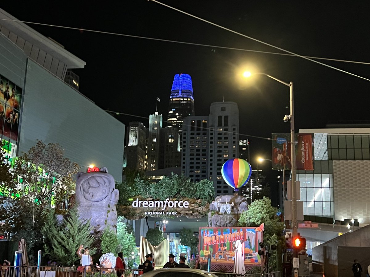 #DF22 is wrapped up on Day 3 and it is WOW experience! Capture top view from Sales and Service lodge gallery and perfect capture of salesforce tower at night. #Dreamforce