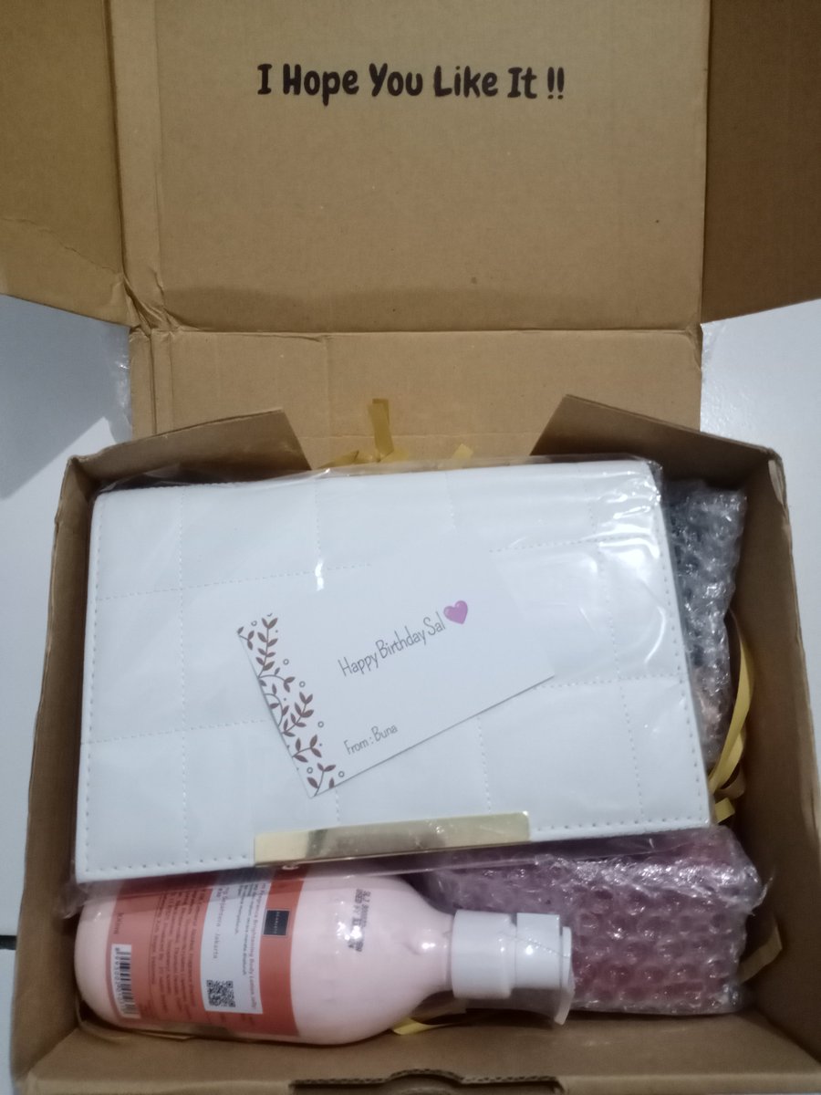 salshinex's tweet photo. bunaaa @prctiu makasih banyakk kiriman kadonya🥰💚 kaget bgt tbtb ada paket dateng padahal gak mesen apa2😭 https://t.co/4xcy7x3cJo