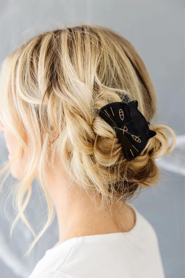 เทให้ค่าพร้อมส่ง‼️

กิ๊บหนีบผมแบรนด์ claire’s แบรนด์ดัง
จากอเมริกา รูปแมวสีดำตัดกับทอง ขนาดประมาณ 6.5 ซม สวย น่ารักมาก 

มาพร้อมป้าย ทุกอย่างครบเหมือนไปซื้อเองที่ห้าง 

ราคาป้ายเกือบๆ 300 บาท
เทให้ 90 บาท
2ชิ้น ชิ้นละ75บาทส่งฟรี
12ชิ้นขึ้นไป 60บาทส่งฟรี🔥🔥

❌ มีจำนวนจำกัดนะคะ❌