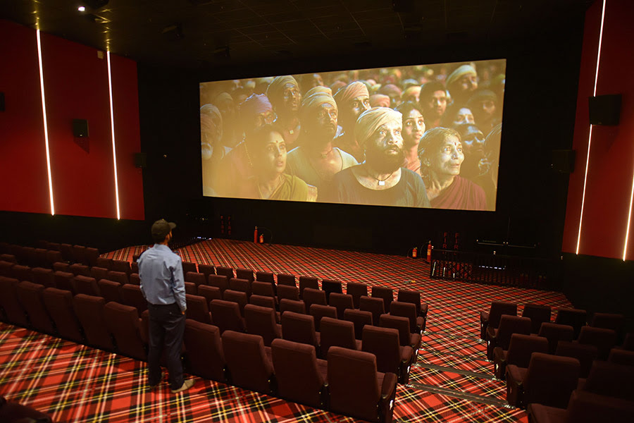 DivyBhagia's tweet photo. Security guard watches a trial run of a B'wood movie ahead of the inauguration of a multiplex in Srinagar, which will mark the opening of a multiplex in #Kashmir after 33 yrs. Most cinemas in the state have remained closed for over 30 years amid conflict.
Image: Waseem Andrabi https://t.co/1TMeZSQBkR