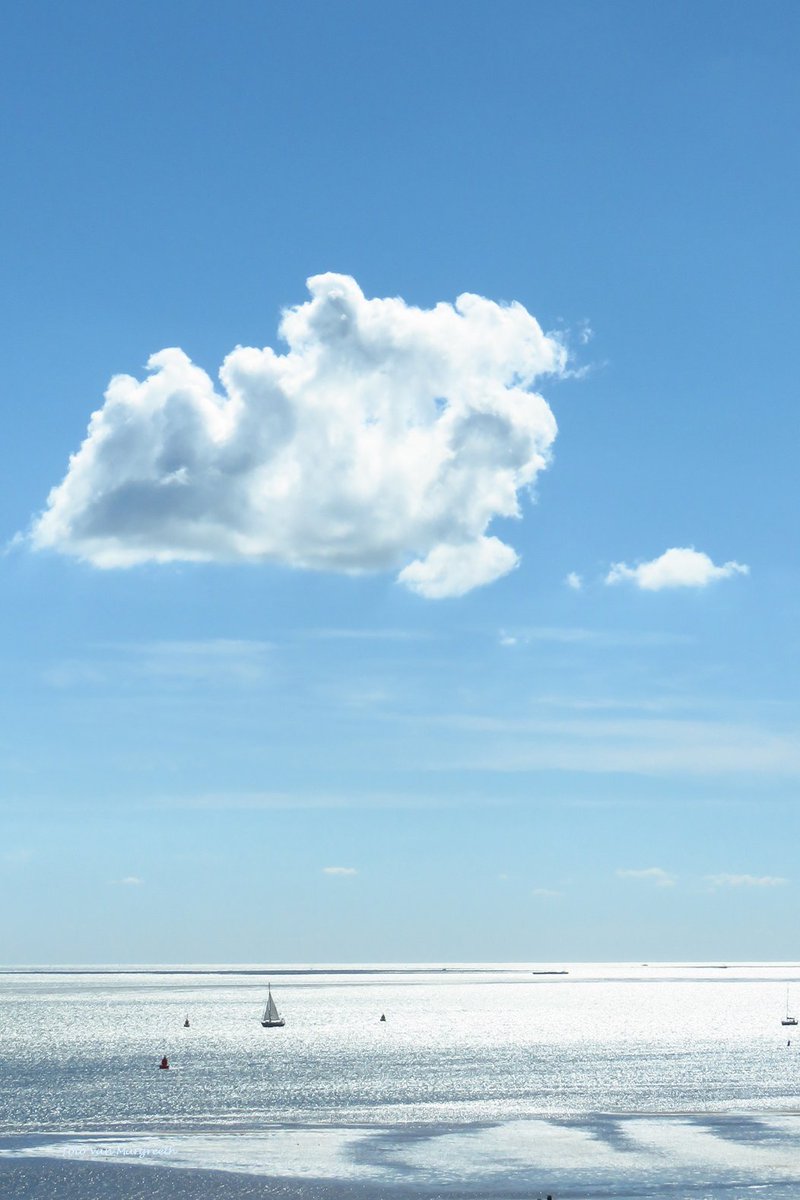 Margreeth0_0's tweet photo. @BugsOfArt Clouds in Netherlands 🙂 https://t.co/zYP9YyToCg