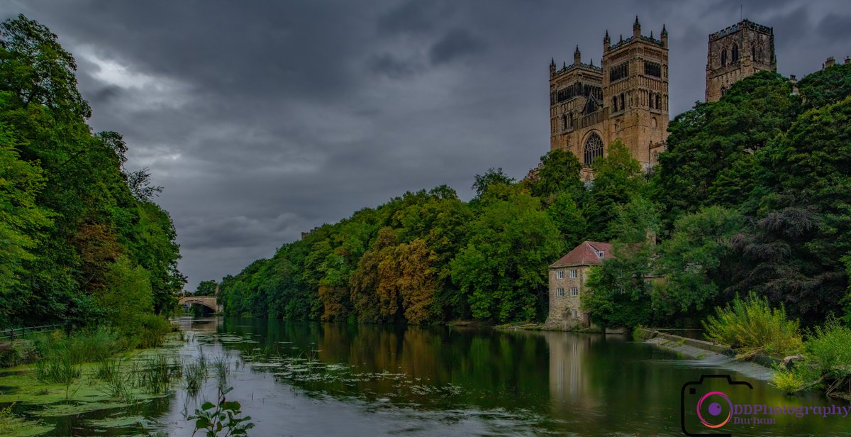 @durhamcathedral yesterday as the rain clouds descend over @ThisisDurham, @DurhamWHS #Durhamcathedral #worldheritagesite #historic #riverside #cathedral #city #ukrivers #riverwear #northeast #northern #AutumnVibes #september #stormclouds #northeast #ukshots #capturingbritain