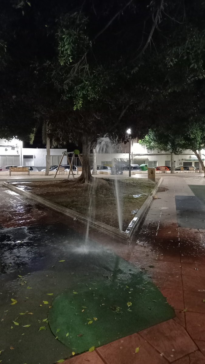 ivalent's tweet photo. Estimados @saicalicante el riego del parque entre las calles Maestro Luis Torregrosa y Fiscal Miguel Gutiérrez Carbonell está así desde hace meses.
Entiendo que se trata de una avería 
Gracias https://t.co/3D8gqJujB1