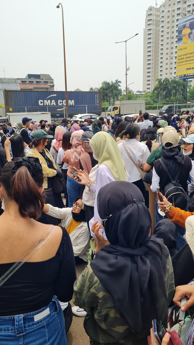 inkballoon's tweet photo. So crowded 😵💫😵💫 but it's still on track by queue number. But I think from RCTI crew will stop on 500.
#SelamatDatangWayV #TEN #TENLEE #텐 https://t.co/lJ3oDWrDZV