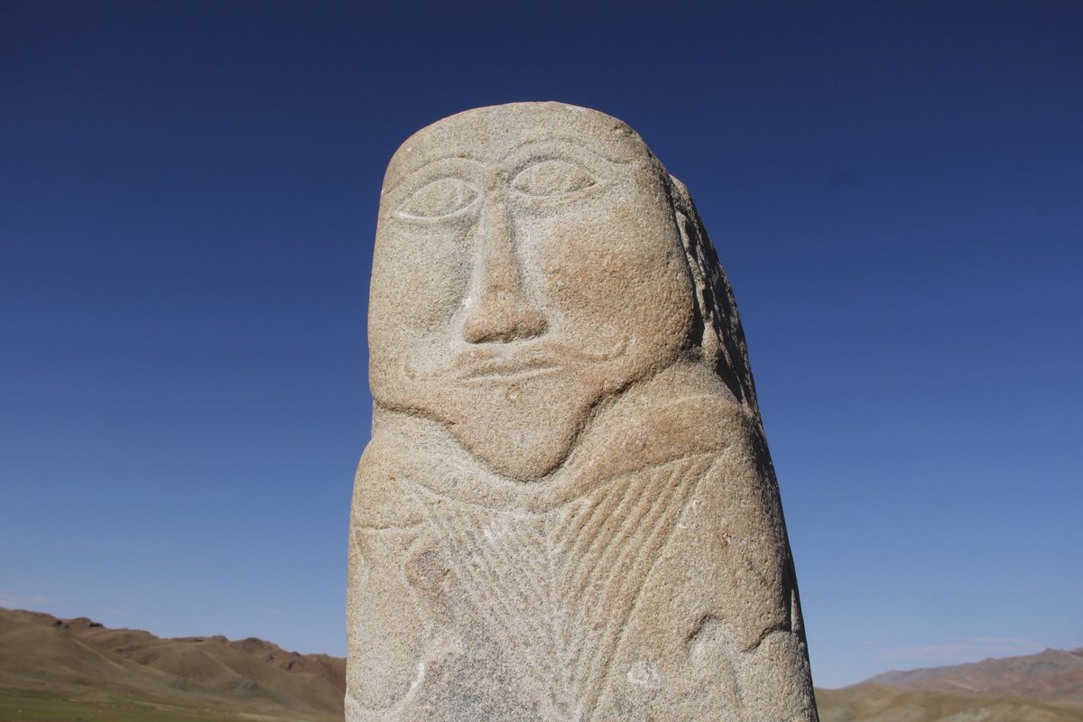 Холбоо толгойн хүн чулуу, Увс аймаг, Монгол
Эртний түрэгүүд гэж хэн байсан бэ? Тэд нар одоогийн түрэг хэлнүүдийн өвөг хэлээр ярьдаг байсан нь эргэлзээтэй болсон. Хүйс толгойн бичээсээс үзвэл тэд монгол хэлээр ярьдаг байжээ. Хожим одоо “түрэг” гэж нэрлэж байгаа огуз хэлэнд уусчээ.