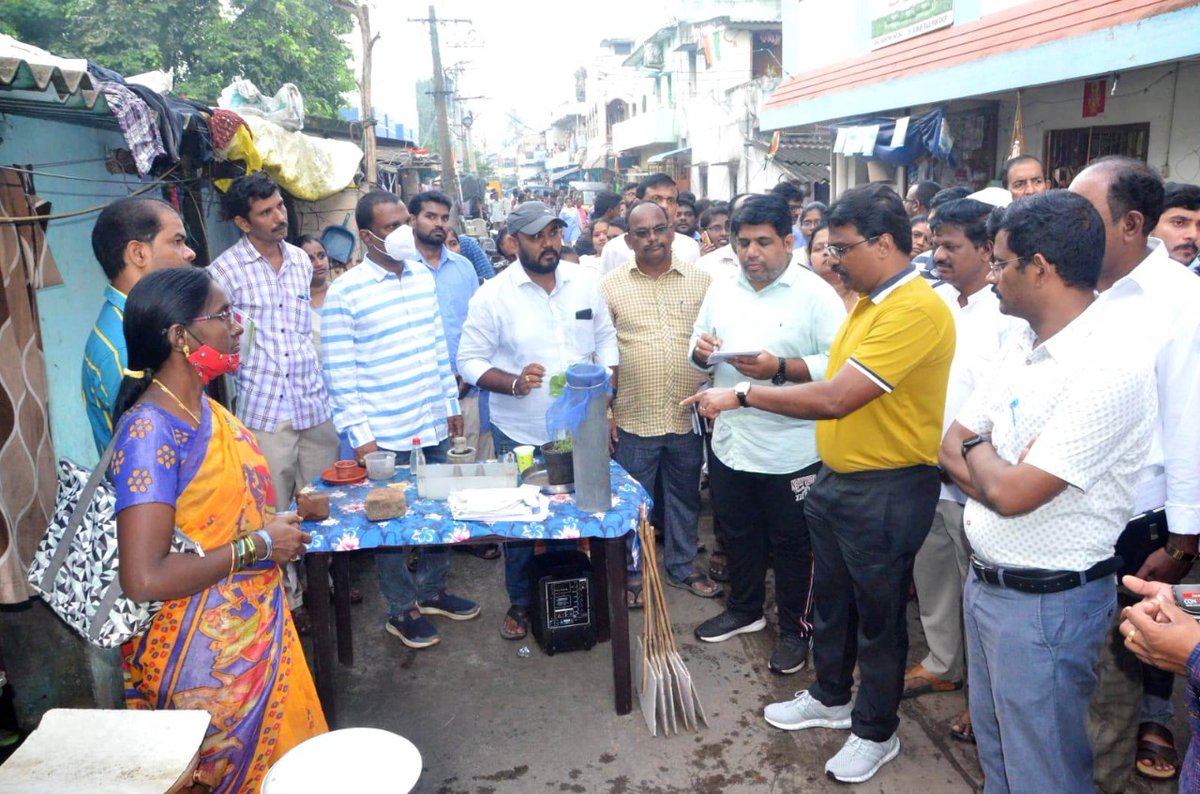 GVMC_VISAKHA's tweet photo. Commissioner along with Corporator Sri S Rajasekhar inspected the ALO activities conducted as a part of "Friday Dryday Program" at Mutyamamba Colony, Ward 56,Zone 5. 

#SwachhSurvekshan2023Visakhapatnam 
#SwachhSurvekshan2023
#SayNoToSingleUsePlastic 
#VizagSaysNotoPlastic https://t.co/xL5RP08sm7