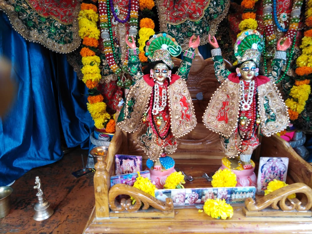 PadayatraW's tweet photo. Today's Beautiful Darshan Sri Sri Nitai Gaurasundara Maharashtra Padayatra. https://t.co/5eo1In6l2E