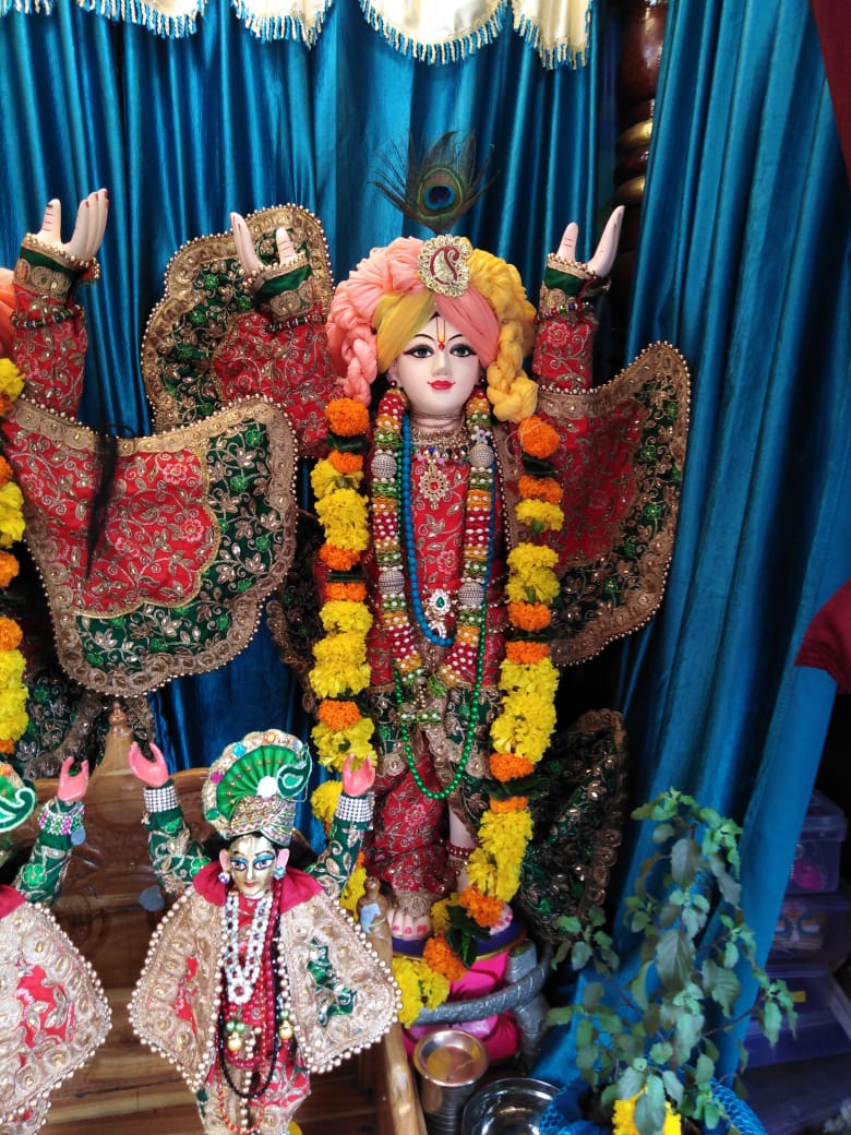 PadayatraW's tweet photo. Today's Beautiful Darshan Sri Sri Nitai Gaurasundara Maharashtra Padayatra. https://t.co/5eo1In6l2E