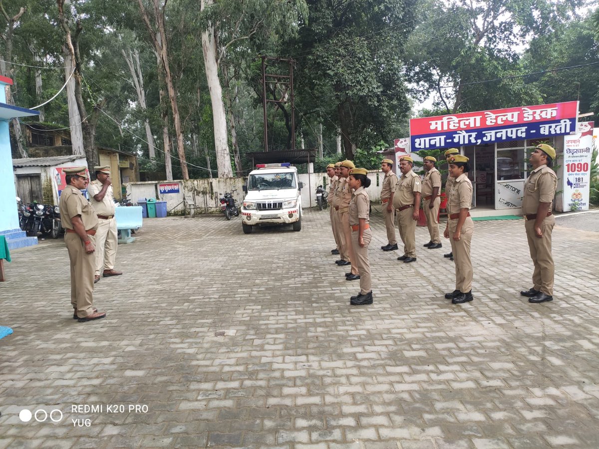 gaurpolice's tweet photo. #bastipolice #SHOGaur महोदय के नेतृत्व में थाना स्थानीय पर पुलिस कर्मियों को शारीरिक व मानसिक रूप से फिट रखने के हेतु ,अनुशासन व एकरूपता बनाए रखने एवं विषम परिस्थितयों से निपटने हेतु शुक्रवार की परेड कराई गई तथा उचित दिशा निर्देश दिया गया । https://t.co/Wdi5gZAB2y