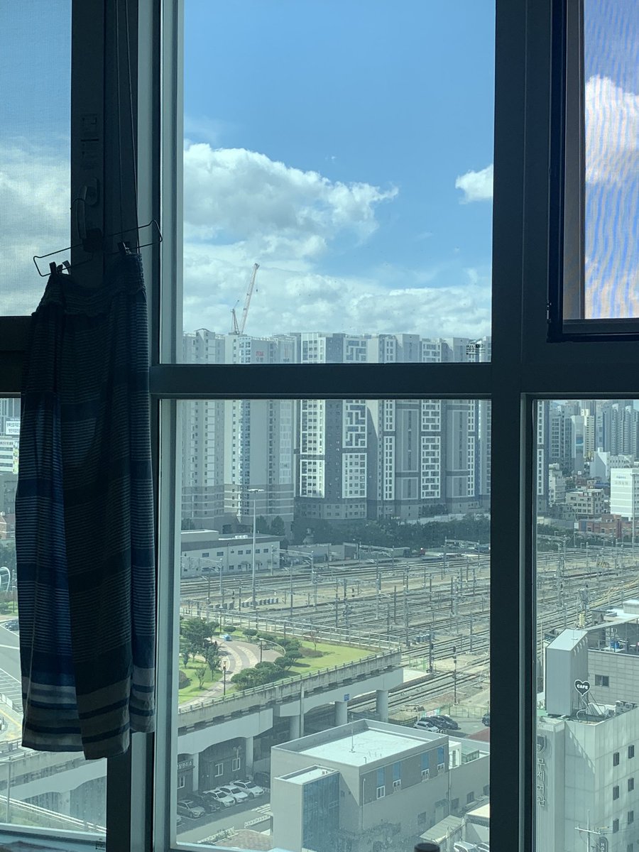 myloveisummer's tweet photo. 1. 숙소 - 에어비엔비로 잡았는데 ! 창문이 커서 아침엔 햇살이 따사롭게☀️ 밤엔 반짝거리게 보낼 수 있었음 (동대구역 근처) https://t.co/oHAcl6tNWE