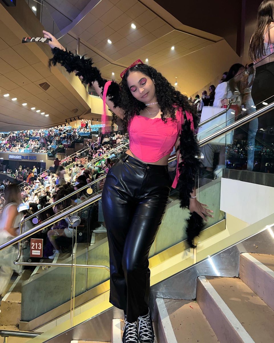 fin31ine_'s tweet photo. HS is for hot stuff ;) (pt.1) @HSHQ @Harry_Styles @TheGarden #HarryStylesLoveOnTour #HarryStyles #HarrysHouse #MSGisHarrysHouse #MadisonSquareGarden #harrystylesmsg https://t.co/JrgRebvK4Z