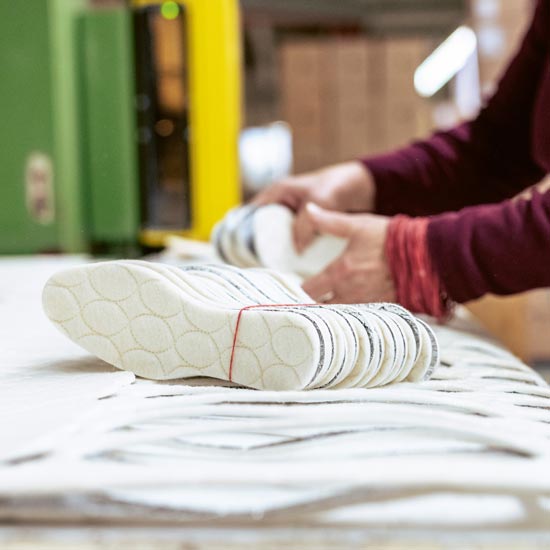 Unsere Füße sind täglich hohen Belastungen ausgesetzt, denn sie tragen uns ein Leben lang über Stock und Stein. Schmerzen sind oft vorprogrammiert. Die Firma pedag International in Königs Wusterhausen bietet mit ihren Einlagen Linderung – handgefertig: bit.ly/3Usy48B 👣