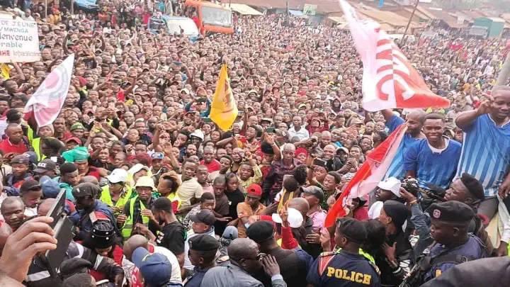mahanguHM's tweet photo. #RDC KAMUTUGA, Territoire de MWENGA (S/KIVU), @VitalKamerhe1 a tenu à rassurer nos populations sur le devenir de nos espaces … dans la paix nous construirons l’équilibre de notre pays et nous nous élèverons. Insatiable, même plat, le contact avec les congolais. @BillyKambale1 https://t.co/4lDa02C5rl