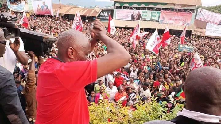 mahanguHM's tweet photo. #RDC KAMUTUGA, Territoire de MWENGA (S/KIVU), @VitalKamerhe1 a tenu à rassurer nos populations sur le devenir de nos espaces … dans la paix nous construirons l’équilibre de notre pays et nous nous élèverons. Insatiable, même plat, le contact avec les congolais. @BillyKambale1 https://t.co/4lDa02C5rl