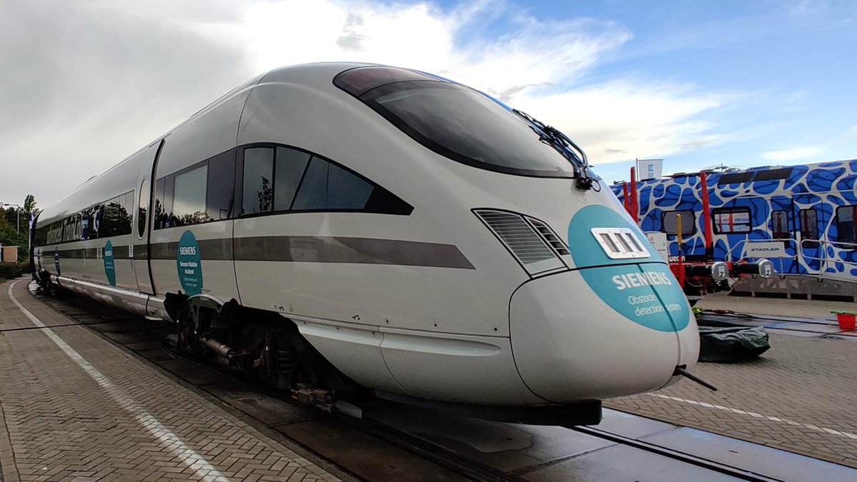 Bahnblogstelle's tweet photo. Mehr dazu hier:
https://t.co/yKaUWz5roI
#Innotrans #Innotrans2022 #ICE #Versuchszug #Testzug #DeutscheBahn #Bahn #AdvancedTrainLab #Messtechnik #Labor
Fotos: © EVN / Jens Rohde https://t.co/qJh3RJibpp