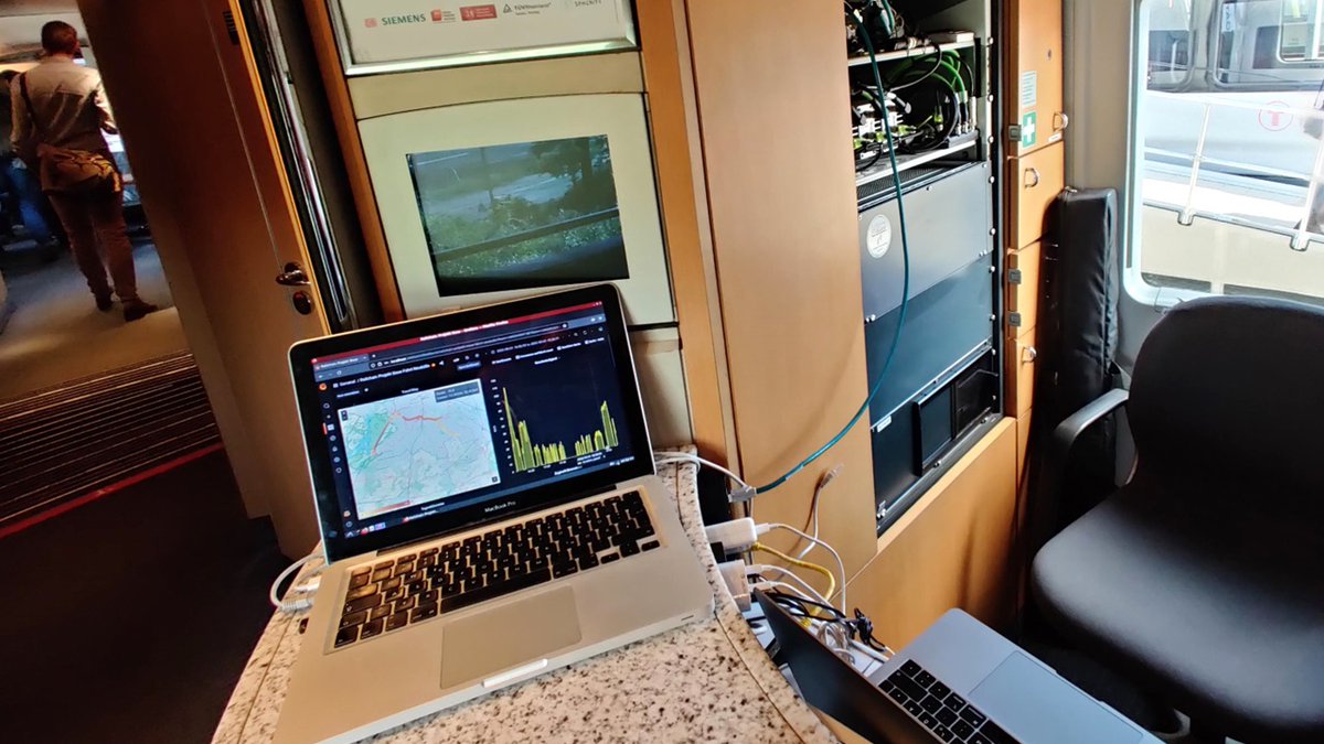 Bahnblogstelle's tweet photo. Mehr dazu hier:
https://t.co/yKaUWz5roI
#Innotrans #Innotrans2022 #ICE #Versuchszug #Testzug #DeutscheBahn #Bahn #AdvancedTrainLab #Messtechnik #Labor
Fotos: © EVN / Jens Rohde https://t.co/qJh3RJibpp