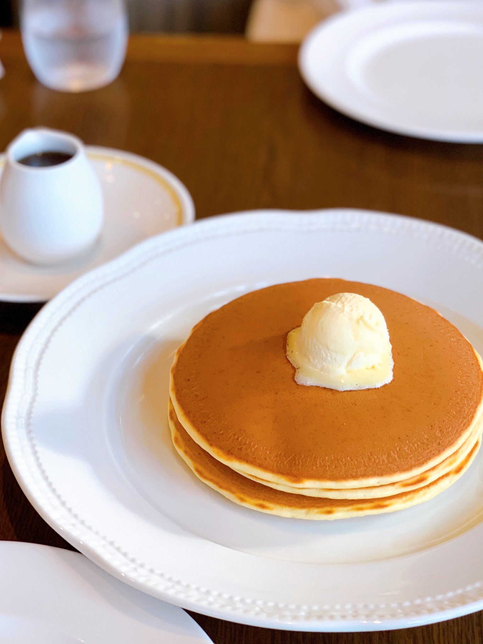 なかしましほ ロイヤルホストのパンケーキ 前から食べていたけど 取材でおすすめしていただいた食べ方が最高だった 重ならないよう3枚をお皿全体に広げ 熱々のうちに素早くホイップマーガリンを全面に塗る たっぷりと 3枚重ねに戻して放射状に8等分 なかしましほ ロイヤルホストのパンケーキ 前から食べていたけど 取材でおすすめしていただいた食べ方が最高だった 重ならないよう3枚をお皿全体に広げ 熱々のうちに素早くホイップマーガリンを全面に塗る たっぷりと 3枚重ねに戻して放射状に8等分