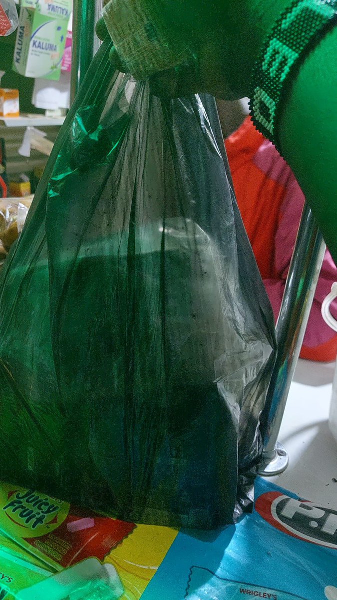 anitasoina's tweet photo. Wueeeeh someone sent this and i almost collapsed. I think companies like those of bread should use what #broadways uses and move away from plastic https://t.co/O2lp7mqIal