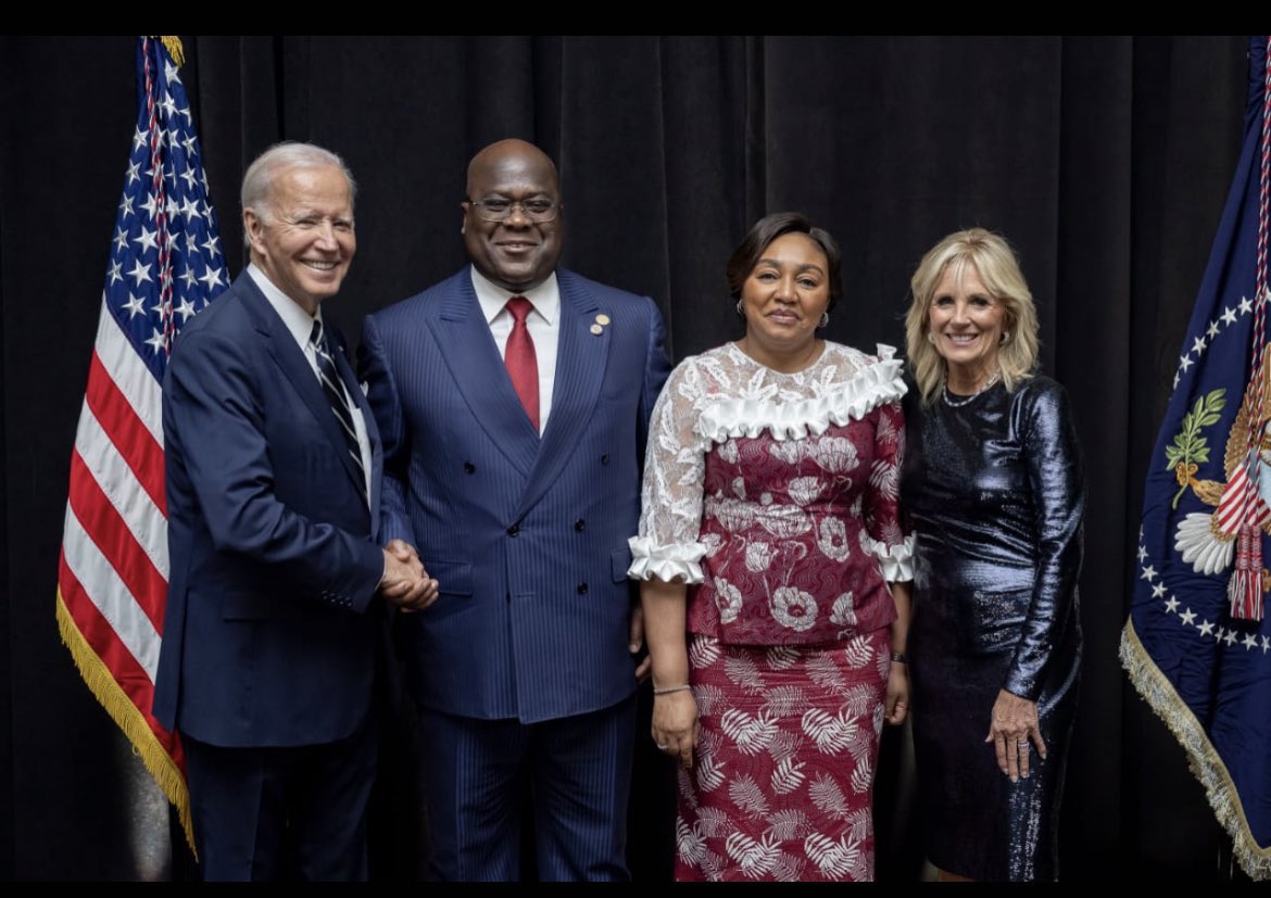 fatshis's tweet photo. En marge de l’assemblée générale des nations unies, mon épouse et moi avions rencontré @POTUS et @FLOTUS lors d’un dîner. Après avoir goûté au #fufu, Joe Biden a accepté de nous livrer des armes pour nous défendre contre le #Rwanda. 
#LeVentreDabord
#TeamFufu https://t.co/9v29zgi1Ky