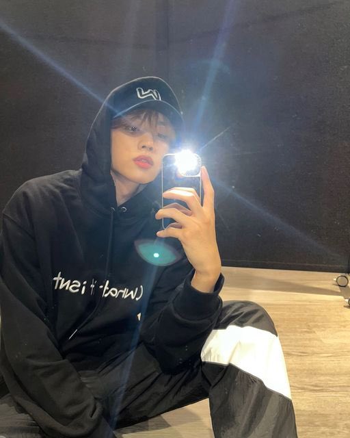 fromzerxx's tweet photo. 선우 거울샷 후레시팡 개쮸아 https://t.co/g5Og2BLtv5