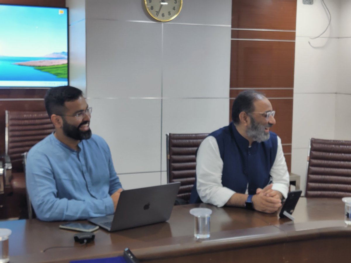 AOLProjectsMAH's tweet photo. Sh. @asokji, DG-NMCG, held a meeting with Sh. Prasanna Prabhu, Chairman- Vyakti Vikas Kendra India (@ArtofLiving), Mr.Rohan Jain, National Secretary, Art of Living Government Programs to discuss various aspects of #ArthGanga.#ArtOfLiving was also present in the meeting.#ArthGanga https://t.co/2khyR2e1bo