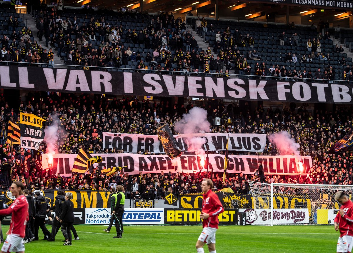 AIKfotboll's tweet photo. I dag är det ett år sedan den tragiska trafikolyckan som kostade tre unga människoliv. Tre AIK-supportrar på väg till en fotbollsmatch för att stötta sitt lag återvände aldrig hem igen. 

Axel, Erik och William – ni är saknade. Vila i frid. https://t.co/97XNWtNyrc