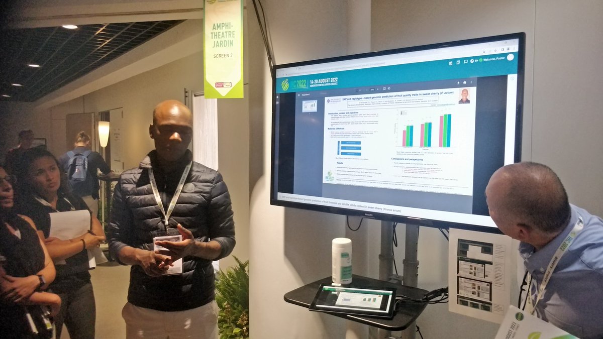 Norman Munyengwa (#nmunyengwa) gives an excellent presentation at #IHC2022 on evaluating accuracy of genomic prediction in sweet cherry using haplotypes