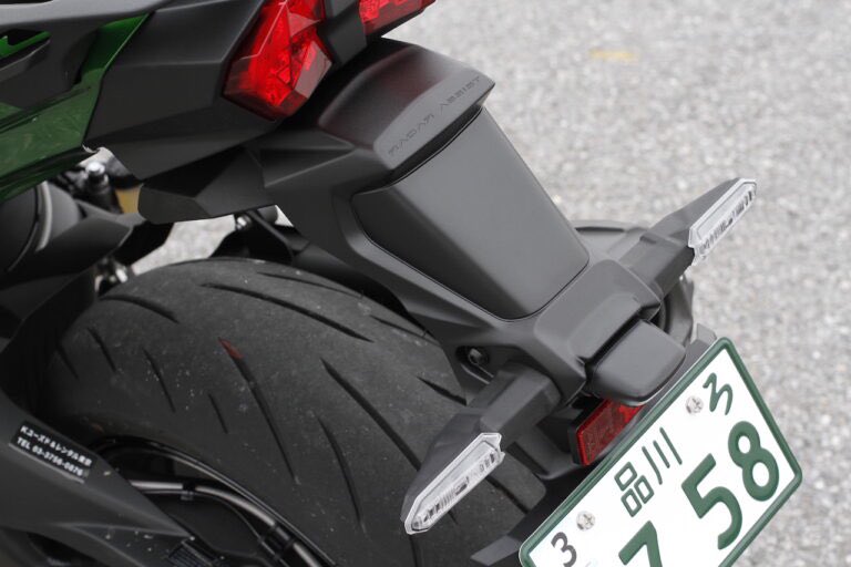 PutiMotor's tweet photo. BSDとは❓🤔

ブラインドスポットディティクション=後方死角検知機能のこと

自車の斜め後方の死角に他車がいると、ミラーのLEDが光ってライダーに知らせる

車線変更時の「ヒヤリハット」が大幅に減る

2022年現在、BSDを搭載するのは、カワサキ、ドゥカティ、トライアンフ

https://t.co/2ysFs2vIP9 https://t.co/0AKmJ6R3mK
