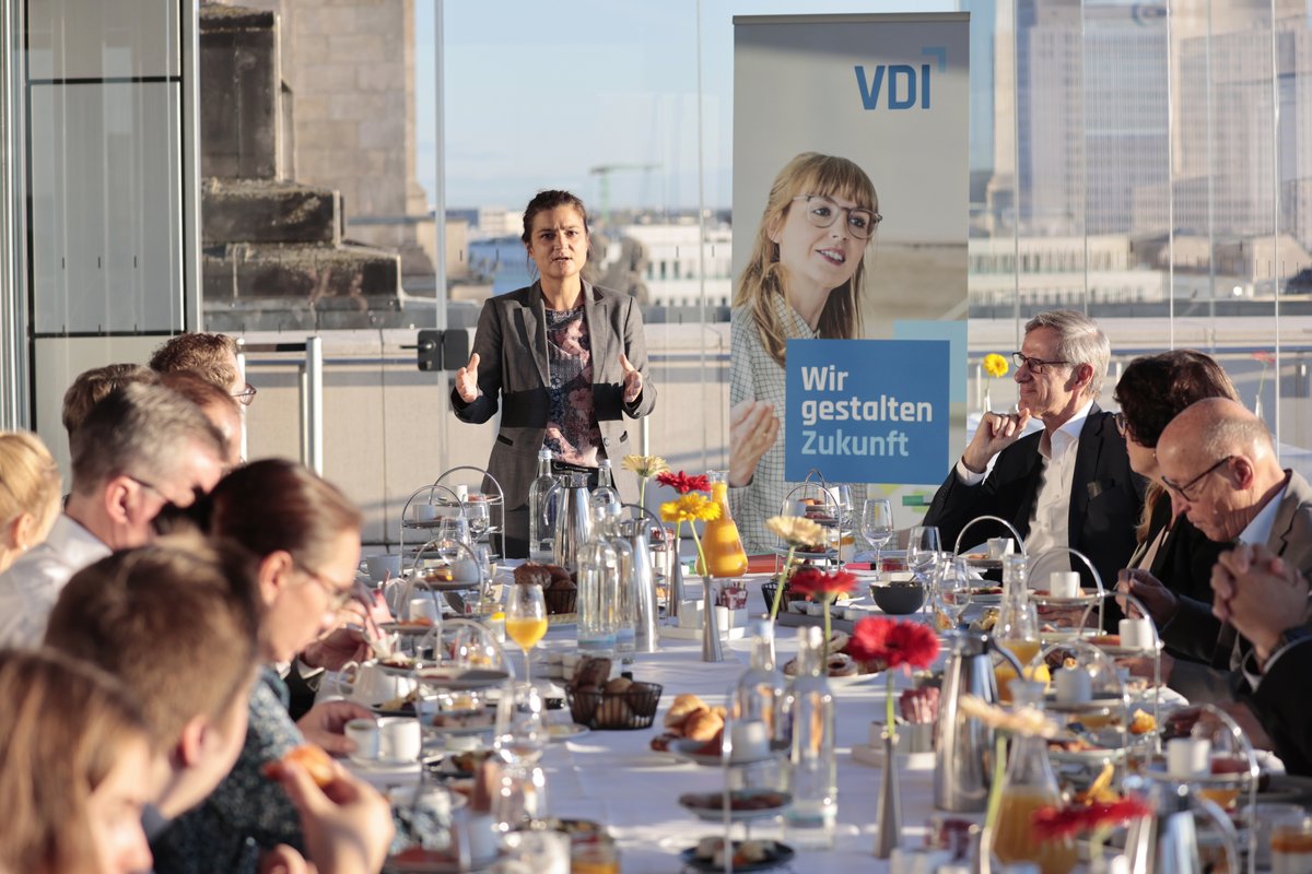 #circulareconomy für #Kunststoffe neu denken - der #VDI im Austausch mit den für #Kreislaufwirtschaft zuständigen MdBs: @michael_thews, <a href="/JudithSkudelny/">Judith Skudelny</a>, <a href="/detzer_sandra/">Sandra Detzer</a>, <a href="/BjoernSimon/">Björn Simon</a>. Vielen Dank für die spannende Diskussion am frühen Morgen! vdi.de/news/detail/ci…