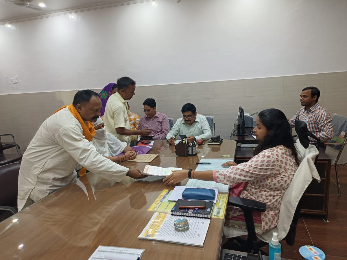 AdminGhazipur's tweet photo. कलेक्ट्रेट में जन समास्याओं की सुनवाई करते हुए। @UPGovt @CMOfficeUP https://t.co/EfAI0U9ksF