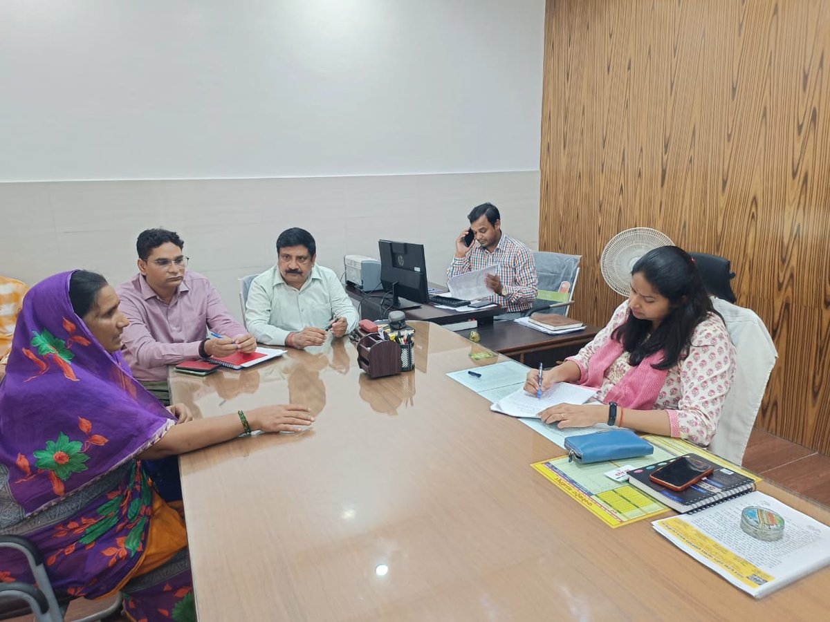 AdminGhazipur's tweet photo. कलेक्ट्रेट में जन समास्याओं की सुनवाई करते हुए। @UPGovt @CMOfficeUP https://t.co/EfAI0U9ksF