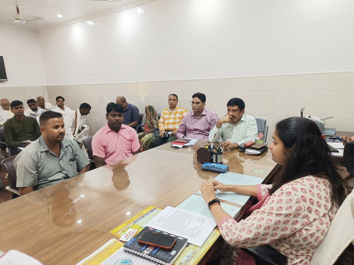 AdminGhazipur's tweet photo. कलेक्ट्रेट में जन समास्याओं की सुनवाई करते हुए। @UPGovt @CMOfficeUP https://t.co/EfAI0U9ksF