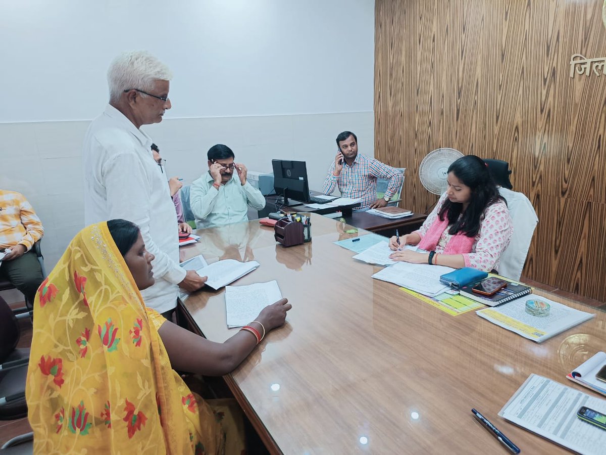 AdminGhazipur's tweet photo. कलेक्ट्रेट में जन समास्याओं की सुनवाई करते हुए। @UPGovt @CMOfficeUP https://t.co/EfAI0U9ksF