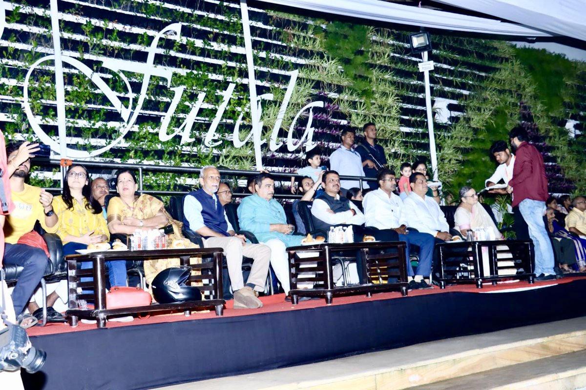 Dev_Fadnavis's tweet photo. आपले नेते केंद्रीय मंत्री मा.नितीनजी गडकरी यांनी नागपुरला अनुपम भेट दिली.
स्वतः लक्ष घालून आंतरराष्ट्रीय स्तराचे सुंदर शो व परिसर त्यांनी फुटाळा तलावावर नागपूरकरांना भेट दिले!
हे परीसर गानसम्राज्ञी भारतरत्न लतादीदी मंगेशकर यांना समर्पित केले जाणार.ही त्यांना नागपूरची श्रद्धांजली! https://t.co/z9wCnPnLHn