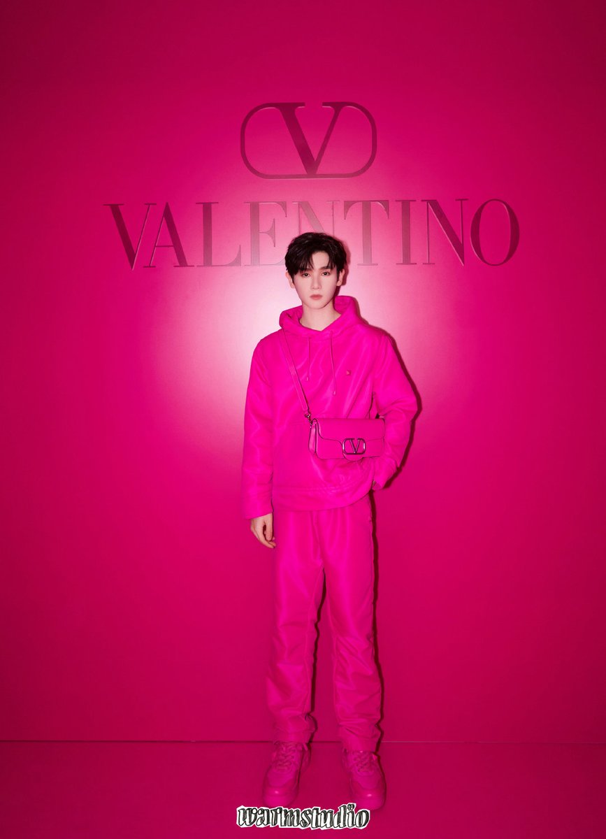 parkeunhwa3991's tweet photo. 36* [22-09-22] งานเปิดตัว Valentino Pink PP ที่ประเทศจีน

©https://t.co/vCayFSeFNG

NNINE VALENTINO SHOW
#ValentinoPinkPPCollection 
#NineVLTNAranyaShow
#Valentino
#ValentinoxNine
#นายท่านกรชิต 
#INTO1Nine 
#INTO1GaoQingchen 
#INTO1 
#高卿尘 https://t.co/k7eKM7xSAc