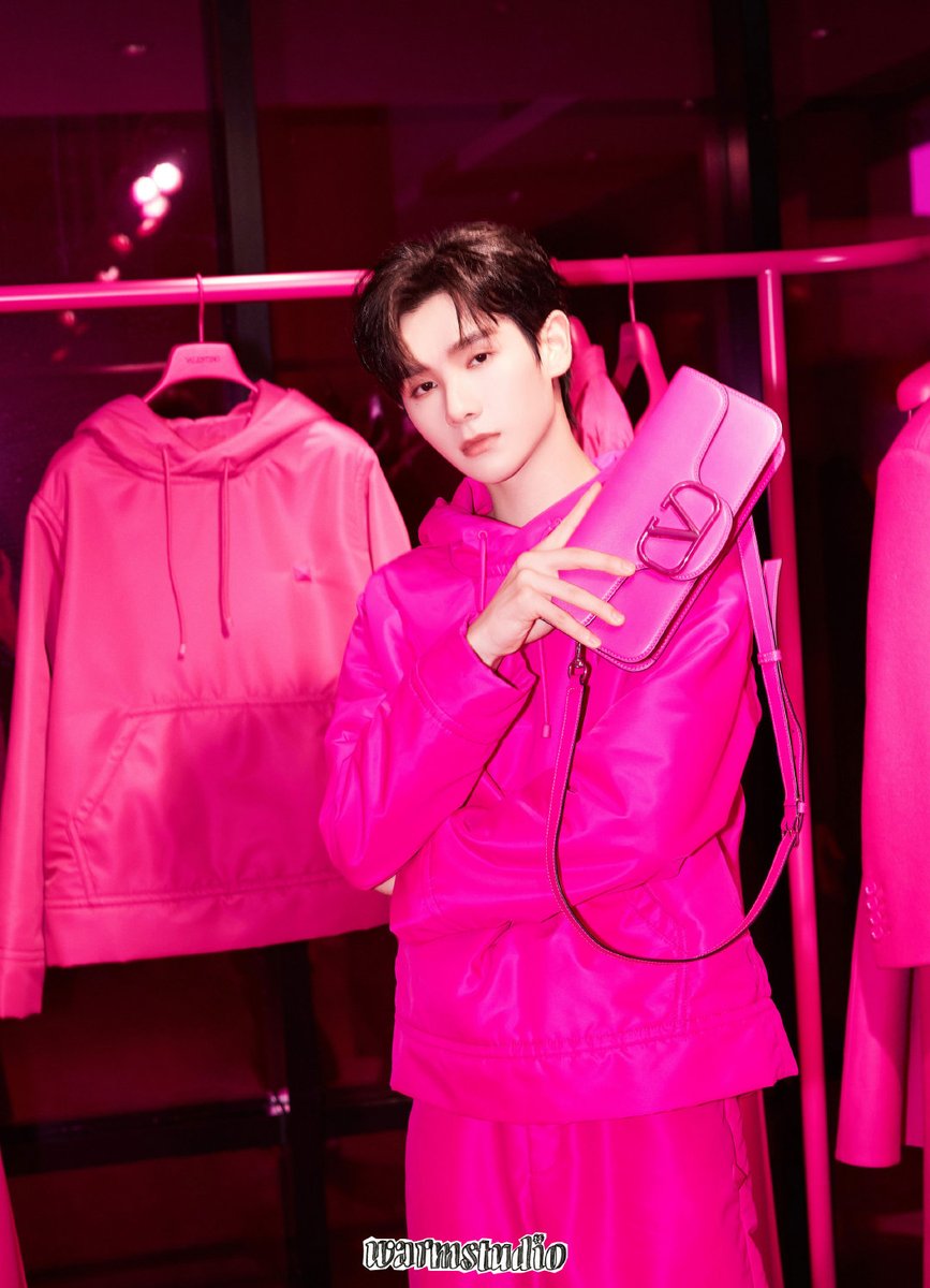 parkeunhwa3991's tweet photo. 36* [22-09-22] งานเปิดตัว Valentino Pink PP ที่ประเทศจีน

©https://t.co/vCayFSeFNG

NNINE VALENTINO SHOW
#ValentinoPinkPPCollection 
#NineVLTNAranyaShow
#Valentino
#ValentinoxNine
#นายท่านกรชิต 
#INTO1Nine 
#INTO1GaoQingchen 
#INTO1 
#高卿尘 https://t.co/k7eKM7xSAc