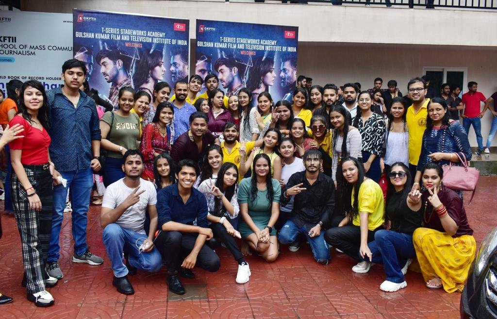 PAWANSINGHMALIK's tweet photo. Students of the Department of Communication and Media Technology, J.C. Bose University of Science and Technology, YMCA, Faridabad visited T-Series Corporation, #Film_City #Noida
@TSeries @gkftii @DC_Faridabad @DiprHaryana @bollywood_life https://t.co/hGi8ZtxVY3