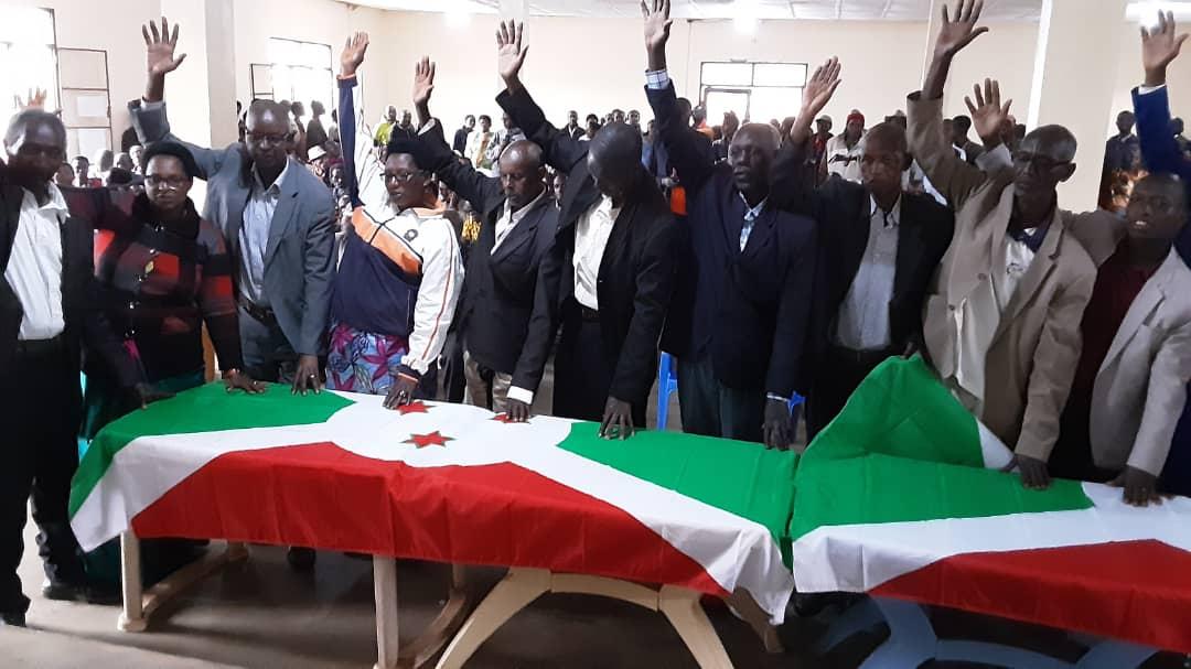 kundiwacu's tweet photo. #Burundi Muri komine #Mugongo-Manga, abahuza bahejeje gushikiriza indahiro sentari y'intango, musitanteri Consolate Ndayisaba, yaciye abasaba kuzirikana iyo ndahiro hama bagende gutunganuriza ababituye.
@MiniJustice_BDI https://t.co/O8C5fdMyPl