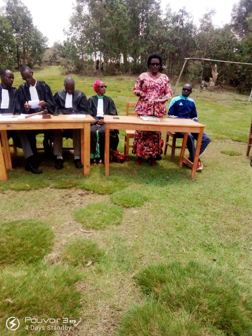 kundiwacu's tweet photo. #Burundi Muri komine #Mugongo-Manga, abahuza bahejeje gushikiriza indahiro sentari y'intango, musitanteri Consolate Ndayisaba, yaciye abasaba kuzirikana iyo ndahiro hama bagende gutunganuriza ababituye.
@MiniJustice_BDI https://t.co/O8C5fdMyPl