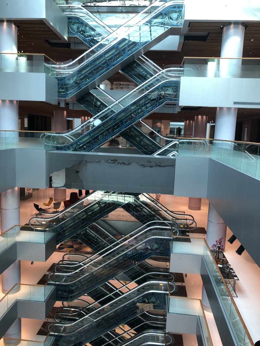 ayubkhan786's tweet image. Didn’t know how beautiful escalators could look - amazing seeing all the inside mechanical workings. #MBRLibrary #dubi