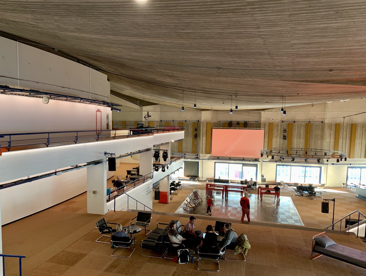 Het Theater Basel met hangend betonnen dak, als soort doek, van Schwartz&amp;Gutmann (1975).