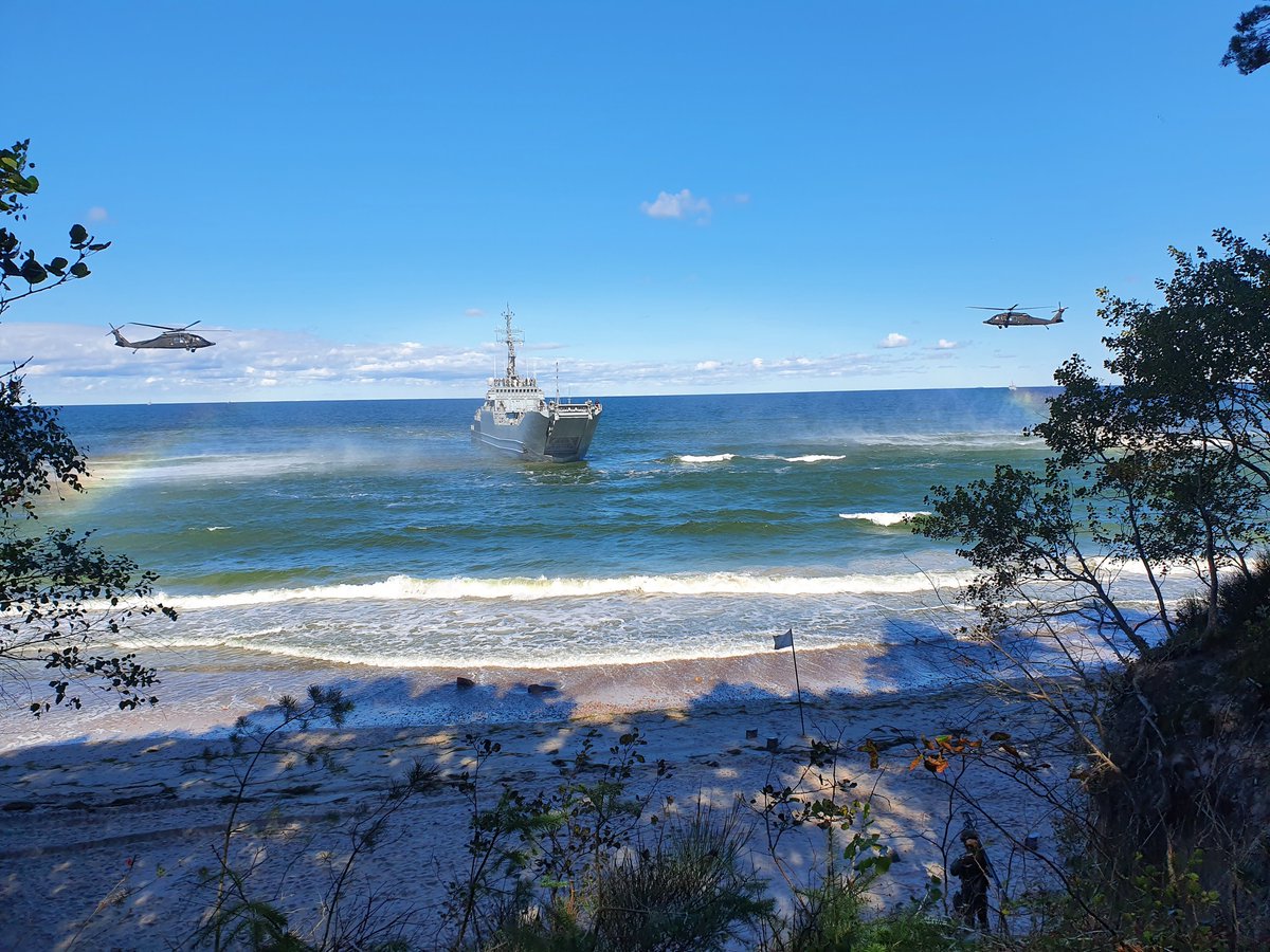 DGeneralneRSZ's tweet photo. Na poligonie pod Dziwnowem w ramach #REKIN22 #8FOW sprawdzała możliwości załadunku techniki wojskowej z plaży na okręt #2dOTrM przy wparciu inżynieryjnym #8bsap i osłonie przeciwlotniczej #8dplot. Na miejscu #WojskaSpecjalne #BlackHawk oraz naloty myśliwców #SiłyPowietrzne https://t.co/V391TpfIa6