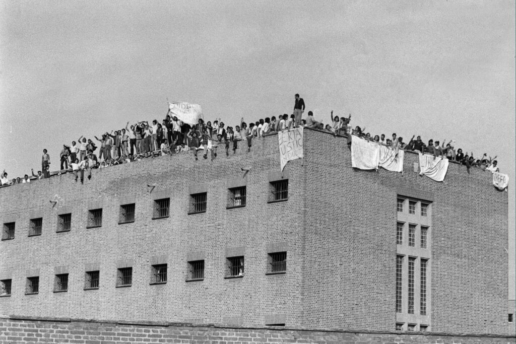 Hoy se estrena #Modelo77, un thriller que retrata la lucha de los presos sociales durante la «ejemplar transición» y ha contado con el asesoramiento de nuestro amigo Daniel Pont, cofundador de la COPEL en esa época de motines, fugas y solidaridad. ¿Queréis saber más?
